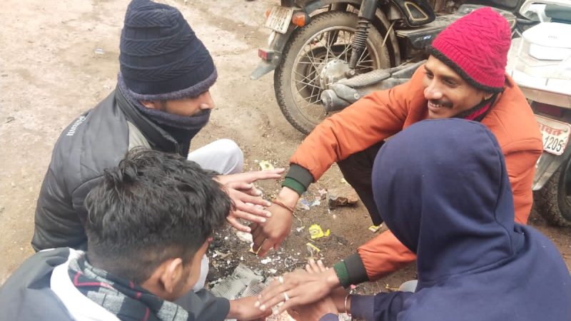 मौसम का मिज़ाज: नोखा में अलसुबह छाया कोहरा, अलाव तपते नज़र आए लोग