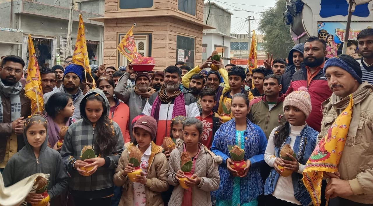 श्रीराम मंदिर प्राण प्रतिष्ठा: शोभायात्रा से शुरुआत, निमंत्रण देने के लिए ढोल नगाड़ों के साथ में घर-घर अक्षत वितरण