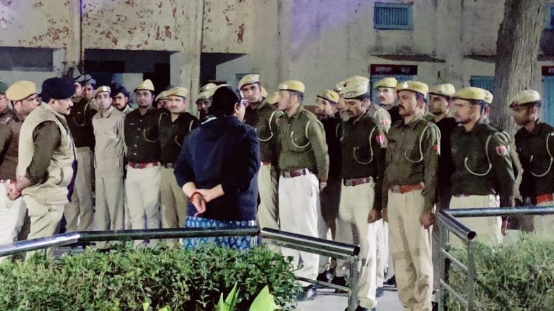 नोखा थाने में पुलिस जवानों द्वारा युवती से अभद्र व्यवहार के मामले में जाँच करने पहुँची एसपी, सख़्त हिदायतें दी