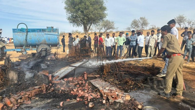 ​​​​​​​चरकड़ा गांव में झोंपड़ी में लगी अचानक आग: ट्रैक्टर की किस्त के लिए रखे डेढ़ लाख रुपए और घरेलू सामान जला