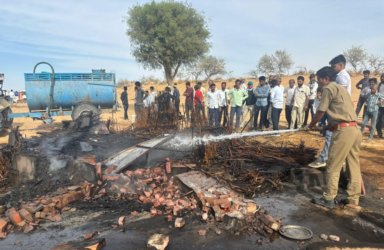 ​​​​​​​चरकड़ा गांव में झोंपड़ी में लगी अचानक आग: ट्रैक्टर की किस्त के लिए रखे डेढ़ लाख रुपए और घरेलू सामान जला