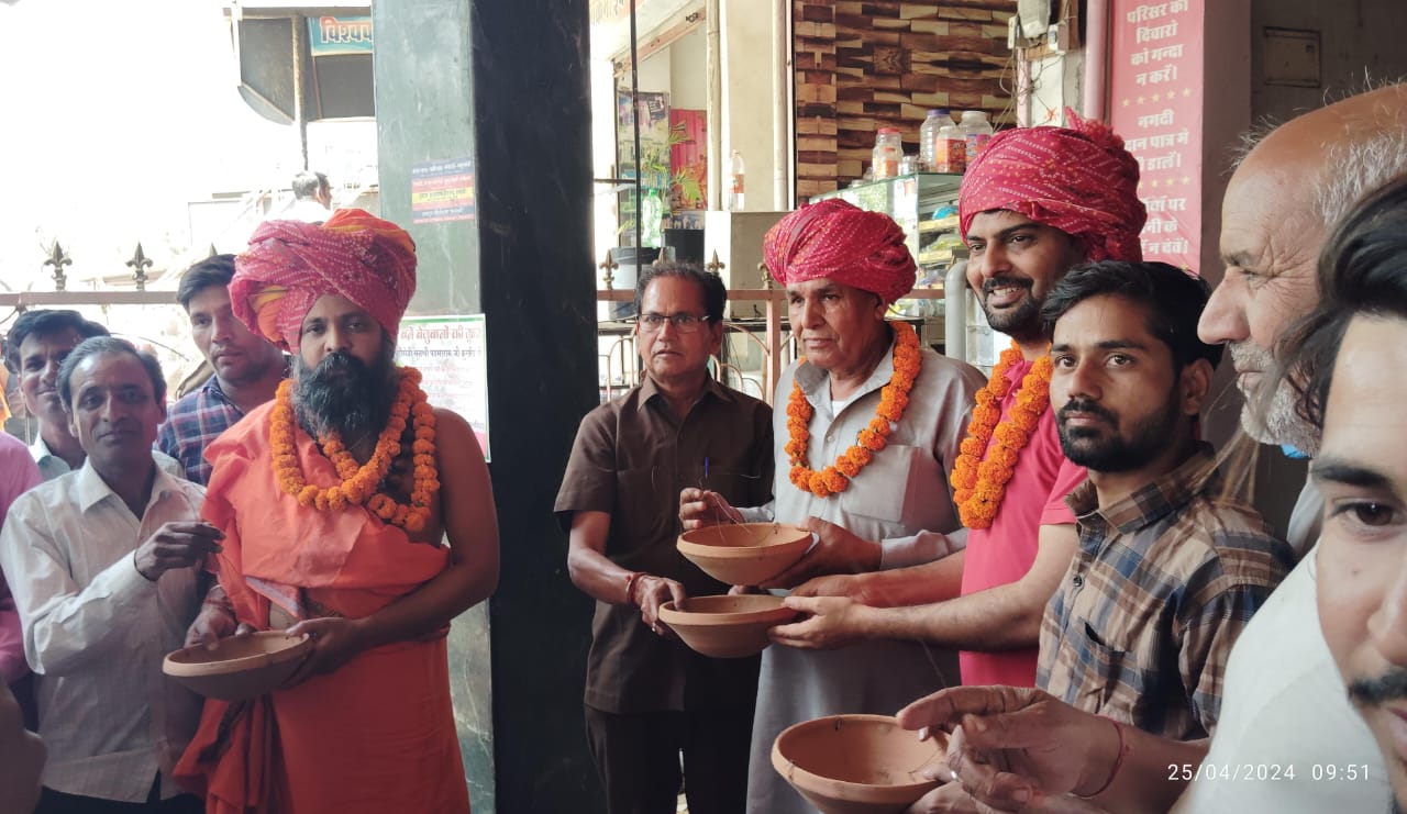 संत पदमाराम कुलरिया की स्मृति में गर्मी में पक्षियों को बचाने लिए शुरू हुआ परिंडा वितरण अभियान