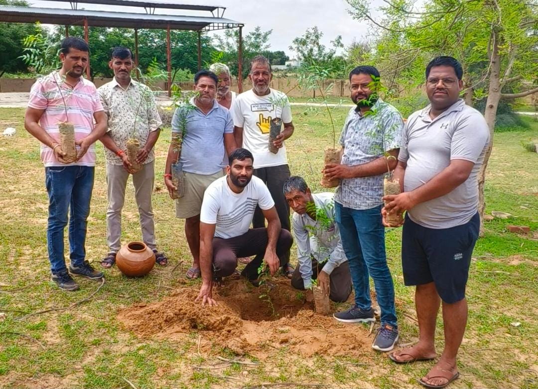 एक पेड़ एक जिंदगी अभियान के तहत लगाए पौधे:- नोखा गांव में ग्रामीणों ने 40 पौधे लगाकर ली संरक्षण की शपथ