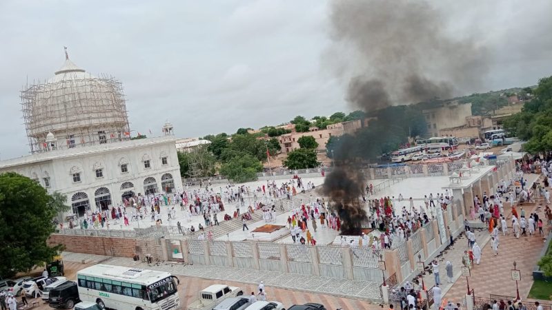 नोखा:-अमावस्या पर श्री गुरु जम्भेश्वर भगवान की समाधि स्थल पर श्रद्धालुओं ने श्रद्धा सुमन अर्पित किए मुकाम में