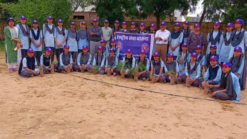 नोखा में पर्यावरण संरक्षण का दिया संदेशः-बालिका स्कूल में किया पौधारोपण, कहा-ये हम सभी की जिम्मेदारी