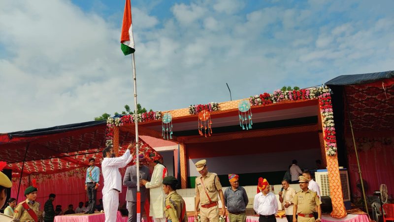 नोखा में स्वतंत्रता दिवस पर एसडीएम ने किया ध्वजारोहणः उत्कृष्ठ कार्य करने वाले लोगों को किया सम्मानित, छात्रों ने परेड व सांस्कृतिक कार्यक्रम दी प्रस्तुति