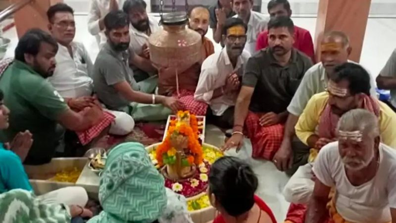 सावन के अंतिम सोमवार पर भगवान शिव का जलाभिषेक किया गया भक्तों द्वारा: नोखा के मंदिरों में सवेरे से ही रही श्रद्धालुओं की भीड़