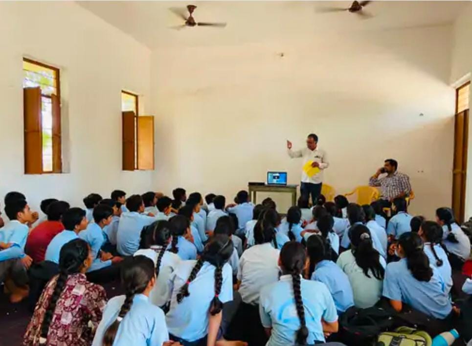 महात्मा गांधी राजकीय जोरावरपुरा नोखा स्कूल में आज आरयूआईडीपी ने जल संरक्षण के लिए दिखाई फिल्मः स्कूली छात्राओं को किया जागरूक, वाटर ऑडिट करवाई