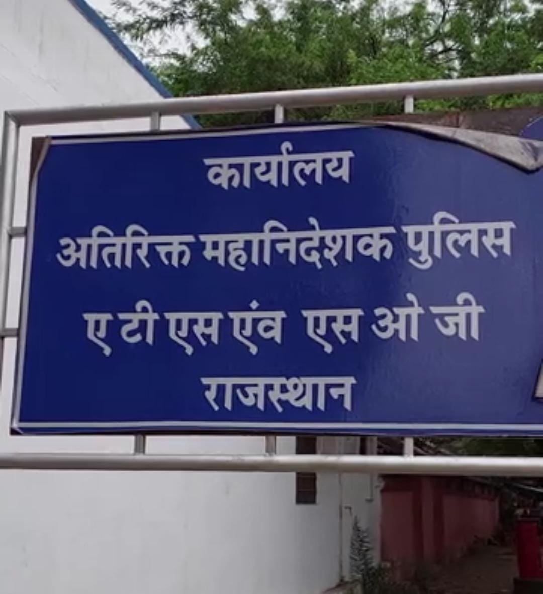 SOG ने बीकानेर में 9 जगह मारा छापा: EO भर्ती परीक्षा में पेपर लीक की आशंका; महिला सहित 8 युवक हिरासत में