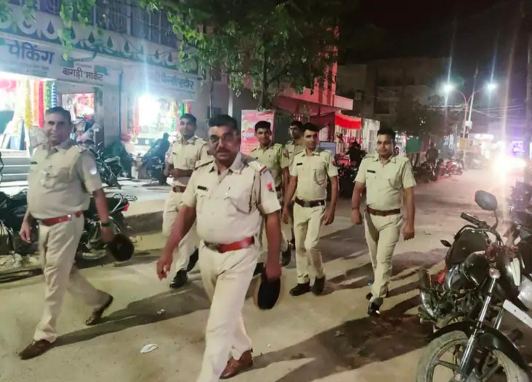 नोखा पुलिस ने बाजार में देखी व्यवस्थाएं: दीपावली त्योहार पर अतिक्रमण करने वालों को दी चेतावनी