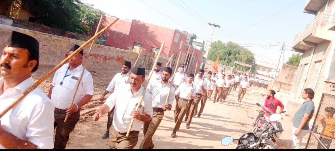 राष्ट्रीय स्वयंसेवक संघ नोखा की और से रोड़ा गांव में निकला पथ संचलन: आदर्श शिक्षण संस्थान से हुआ शुरू; लोगों ने की पुष्प वर्षा