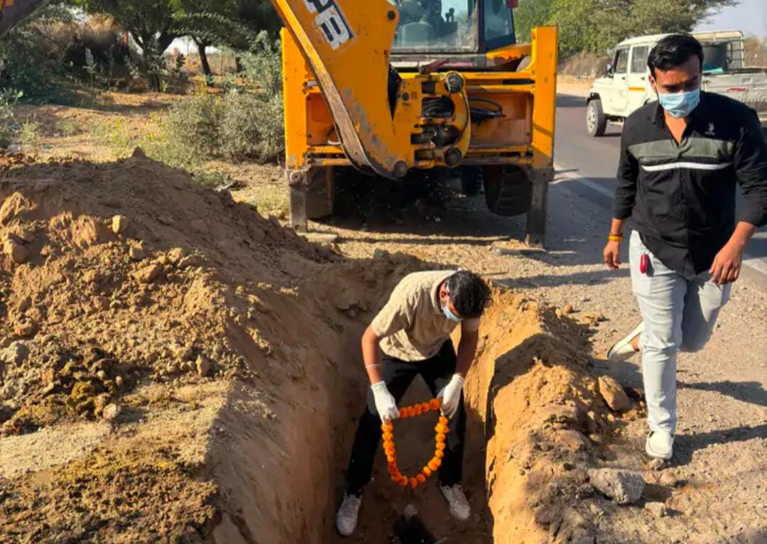 नोखा में निराश्रित 2 गोवंश का किया अंतिम संस्कारः एक्सीडेंट में हो गई थी मौत, जेसीबी की मदद से दफनाया