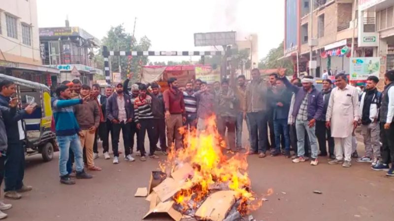 नोखा में नवलीगेट पर टी आकार रेल ओवरब्रिज बनाने की मांगः मांगे नहीं मानने पर 30 दिसंबर को महापड़ाव की दी चेतावनी, महापड़ाव में लोगो को पीले चावल देकर निमंत्रण दिया जाएगा।