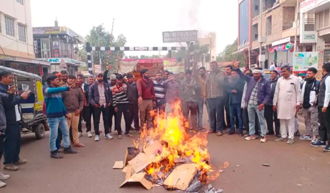 नोखा में नवलीगेट पर टी आकार रेल ओवरब्रिज बनाने की मांगः मांगे नहीं मानने पर 30 दिसंबर को महापड़ाव की दी चेतावनी, महापड़ाव में लोगो को पीले चावल देकर निमंत्रण दिया जाएगा।