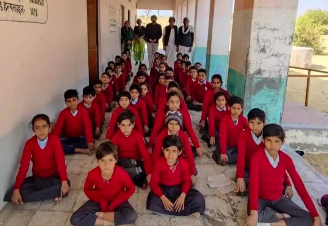 निर्धन बच्चों को मिली सर्दी से राहतः देशनोक के मूंधड़ा चैरिटेबल ट्रस्ट ने सरकारी स्कूल में बांटे स्वेटर