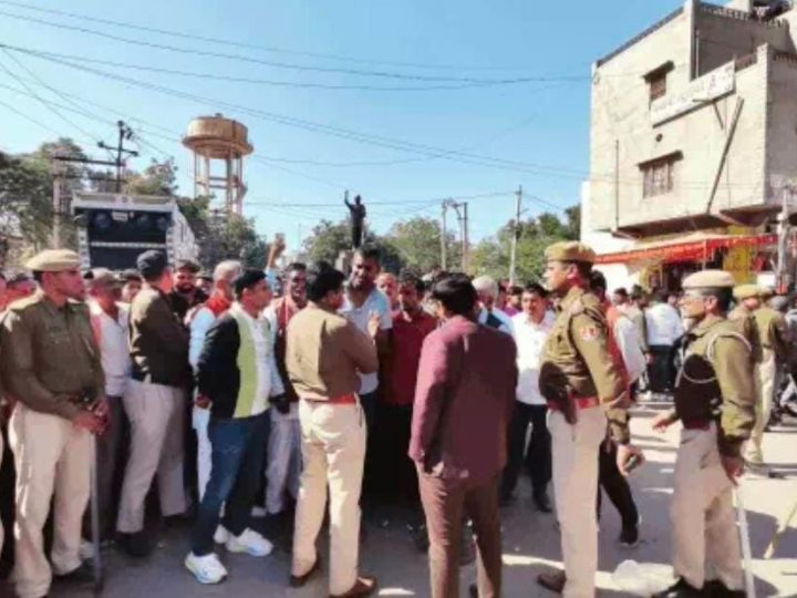 नोखा पुलिस ने नवलीगेट पर 46 दिवसीय धरना स्थल खाली करायाः 4 प्रमुख नेताओं को गाड़ी में डालकर ले गए; टी-शेप पुल की मांग थी