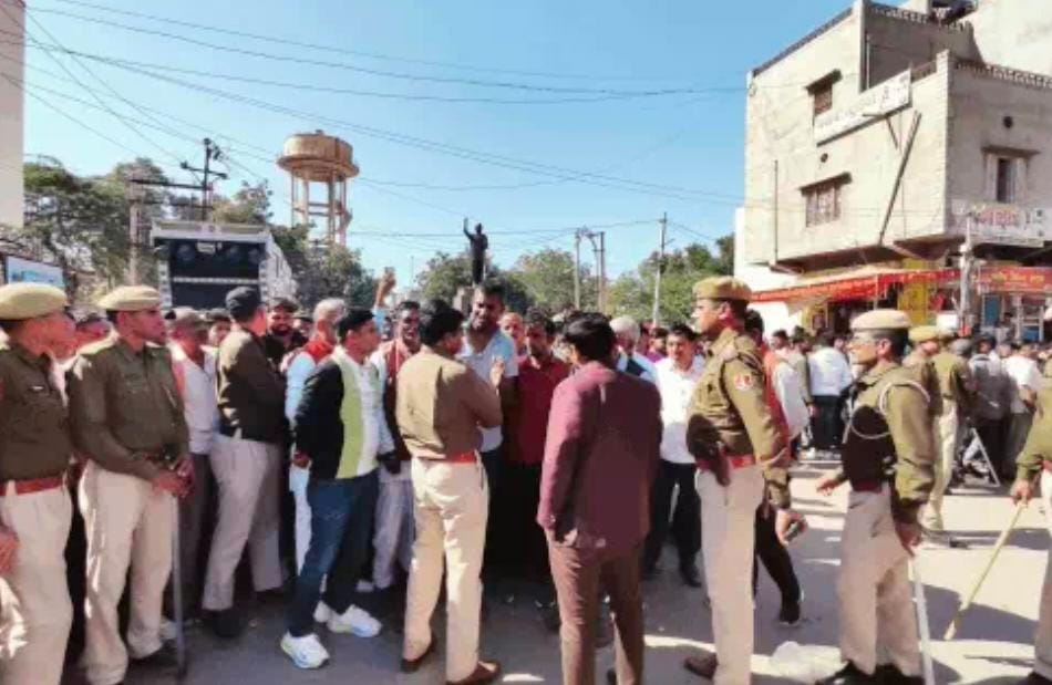 नोखा पुलिस ने नवलीगेट पर 46 दिवसीय धरना स्थल खाली करायाः 4 प्रमुख नेताओं को गाड़ी में डालकर ले गए; टी-शेप पुल की मांग थी