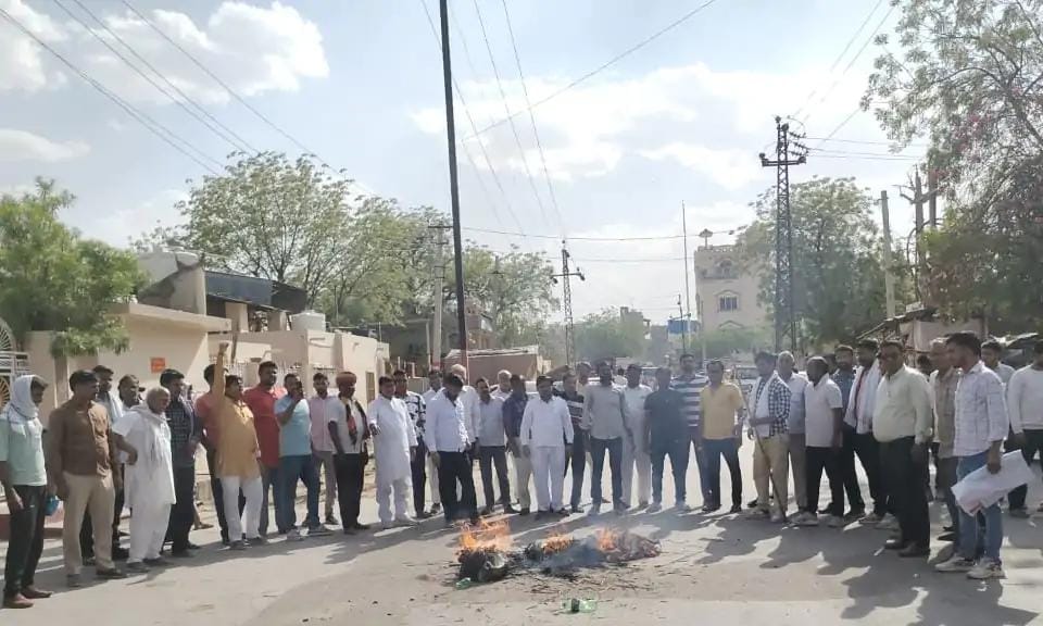 नोखा में पहलगाम में हुए आतंकी हमले का विरोधः विश्व हिंदू परिषद ने पाकिस्तान का फूंका पुतला, राष्ट्रपति के नाम नोखा उपखंड अधिकारी को सौंपा ज्ञापन