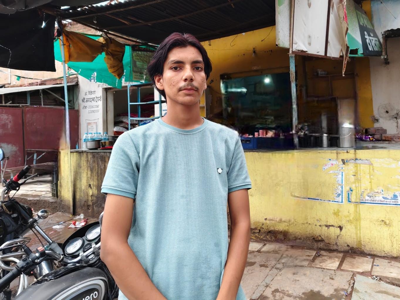 नोखा में बस स्टैंड पर भूली डेढ़ लाख के जेवरों से भरा बैग, ईमानदार युवक ने लौटाया