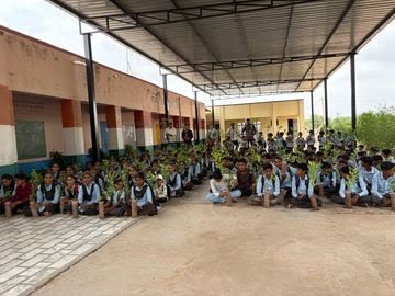 हरियालो राजस्थान अभियान: नोखा के सरकारी स्कूल में 50 पौधे लगाए, 500 पौधे बच्चों और अभिभावकों को बांटे