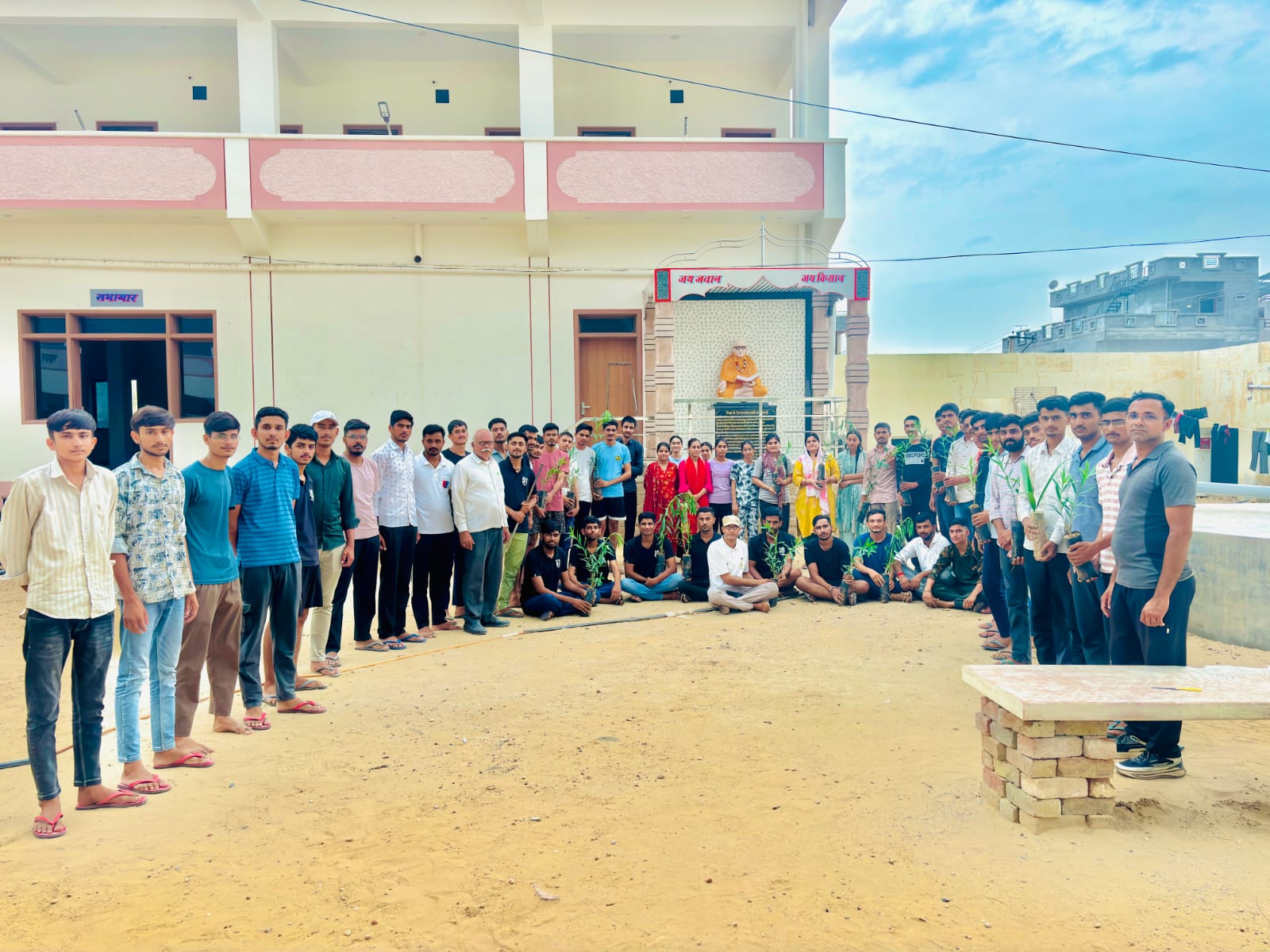 रामेश्वर डूडी के जन्मदिन पर किया पौधारोपण