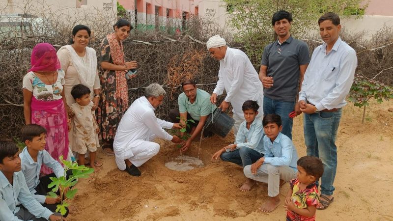 काकड़ा गांव के सरकारी विद्यालय में नवाचार: नव प्रवेश बच्चों के घर जाकर लगाए 110 पौधे