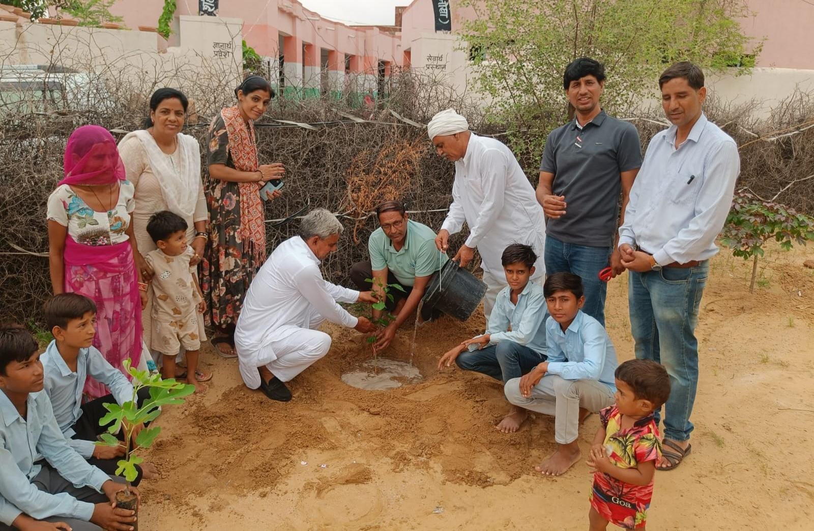 काकड़ा गांव के सरकारी विद्यालय में नवाचार: नव प्रवेश बच्चों के घर जाकर लगाए 110 पौधे
