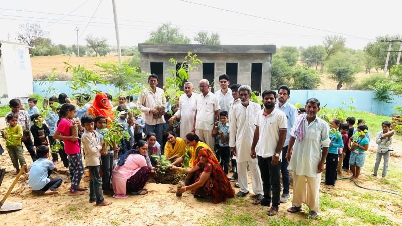नोखा के बिलनियासर में वृक्षारोपण अभियान: स्कूल में 150 पेड़ लगाए, 590 पौधे छात्रों और अभिभावकों को वितरित किए