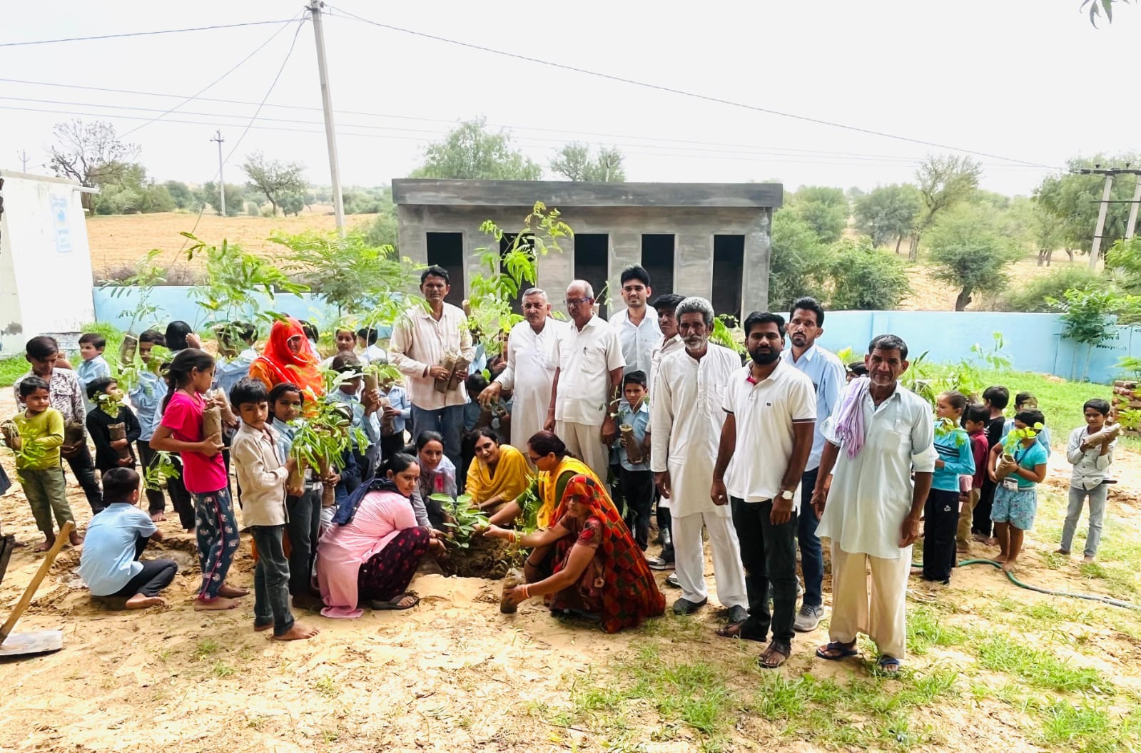 नोखा के बिलनियासर में वृक्षारोपण अभियान: स्कूल में 150 पेड़ लगाए, 590 पौधे छात्रों और अभिभावकों को वितरित किए