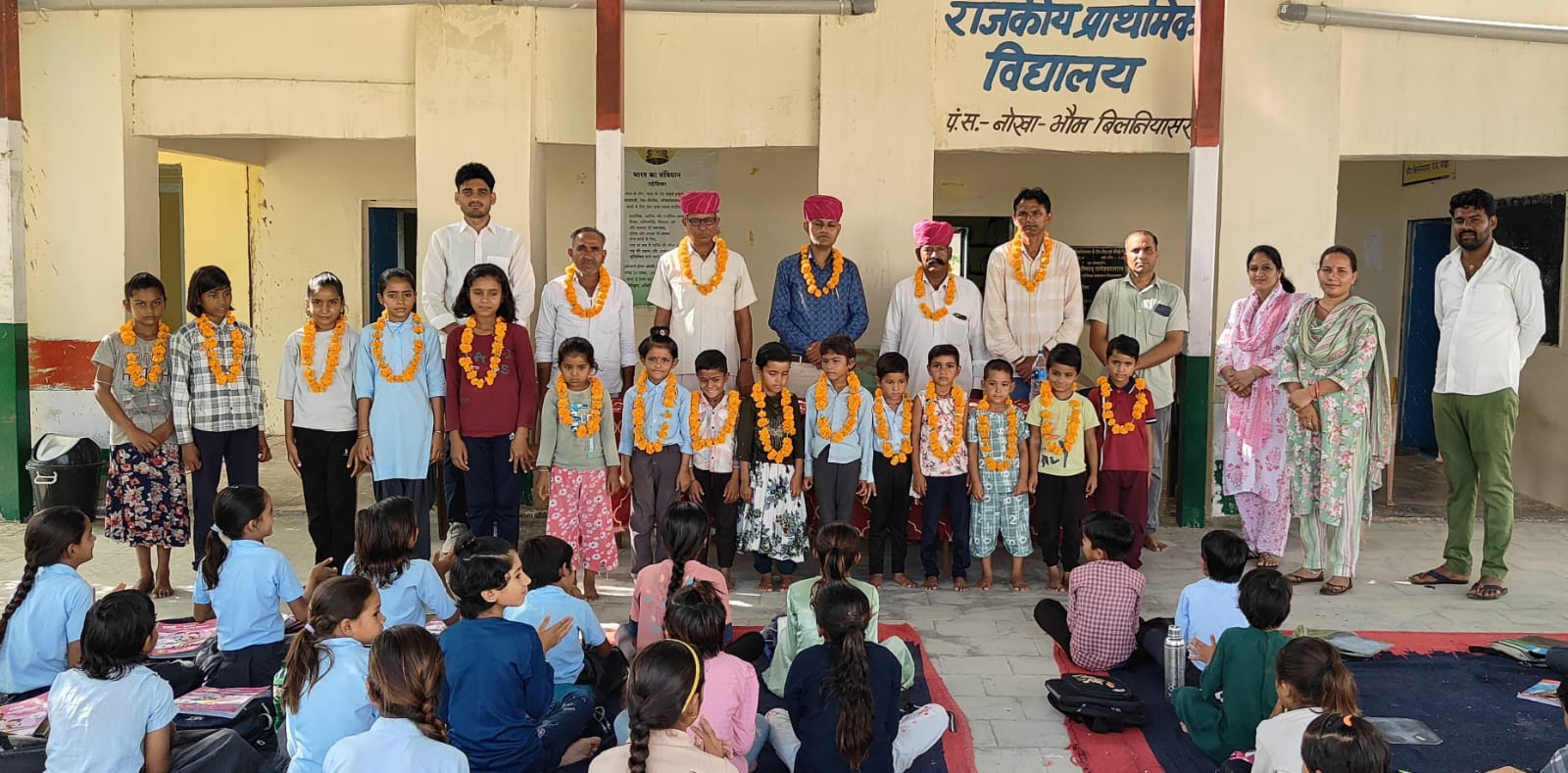 बिनियासर का प्राथमिक विद्यालय हुआ क्रमोन्नत: बच्चों का माला पहनाकर व मिठाई खिलाकर किया स्वागत