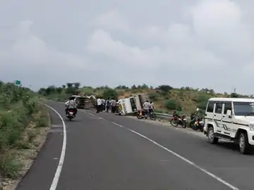 नोखा में टोल नाका के पास दो वाहनों की टक्कर: बोलेरो और डाक पार्सल वाहन पलटे, 3 गंभीर घायलों को PBM रेफर किया