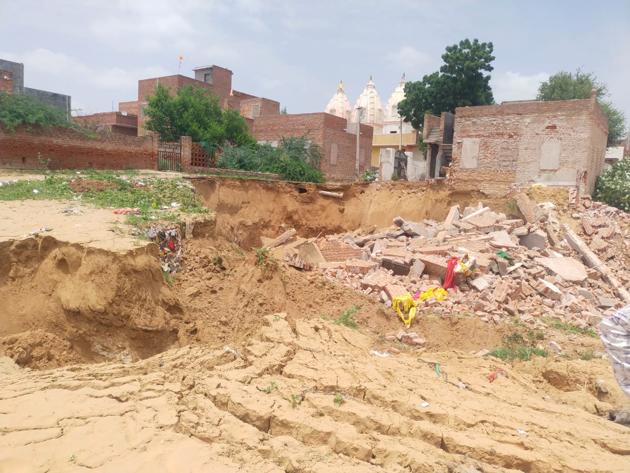 नोखा में 30 फीट गड्ढे में धंसे 2 मकानः धमाके की आवाज सुनकर बाहर निकले लोग, नोखा प्रशासन ने एहतियात के तौर पर आसपास के 7 मकानों को खाली करा लिया है।