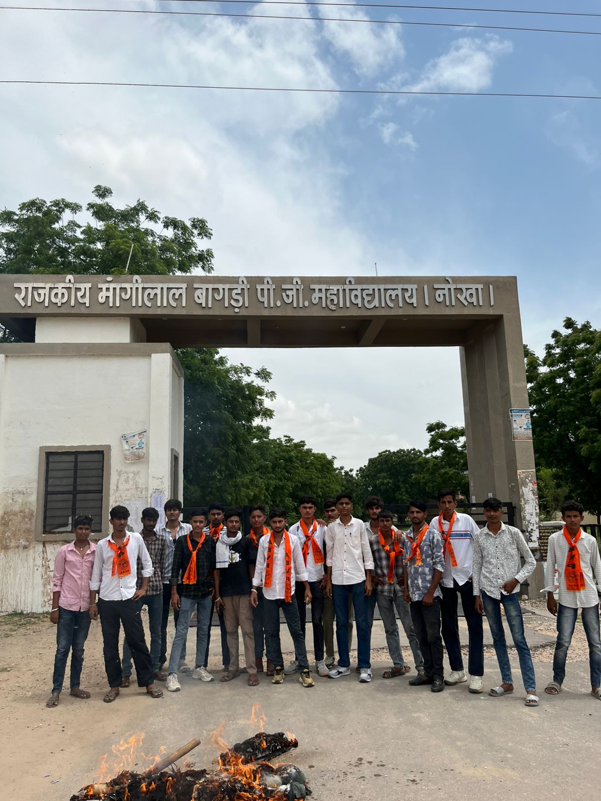 अखिल भारतीय विद्यार्थी परिषद की नगर इकाई नोखा ने आज छात्र संघ चुनाव बहाल करने की मांगः कार्यकर्ताओं ने पूर्व मुख्यमंत्री अशोक गहलोत का पुतला जलाकर विरोध जताया।