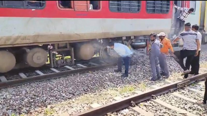 नोखा में जोधपुर-जम्मू एक्सप्रेस से धुआं निकलने से मची अफरा-तफरी: लेदर बाइंडिंग में तकनीकी खराबी से 15 मिनट रुकी ट्रेन; कोई हताहत नहीं