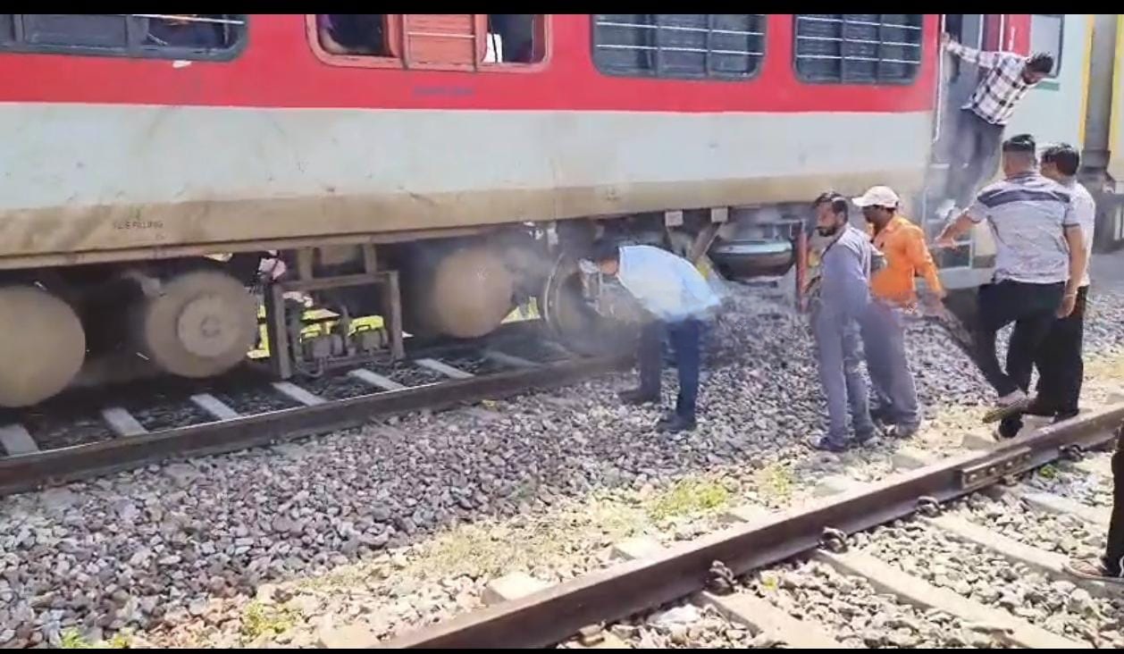 नोखा में जोधपुर-जम्मू एक्सप्रेस से धुआं निकलने से मची अफरा-तफरी: लेदर बाइंडिंग में तकनीकी खराबी से 15 मिनट रुकी ट्रेन; कोई हताहत नहीं