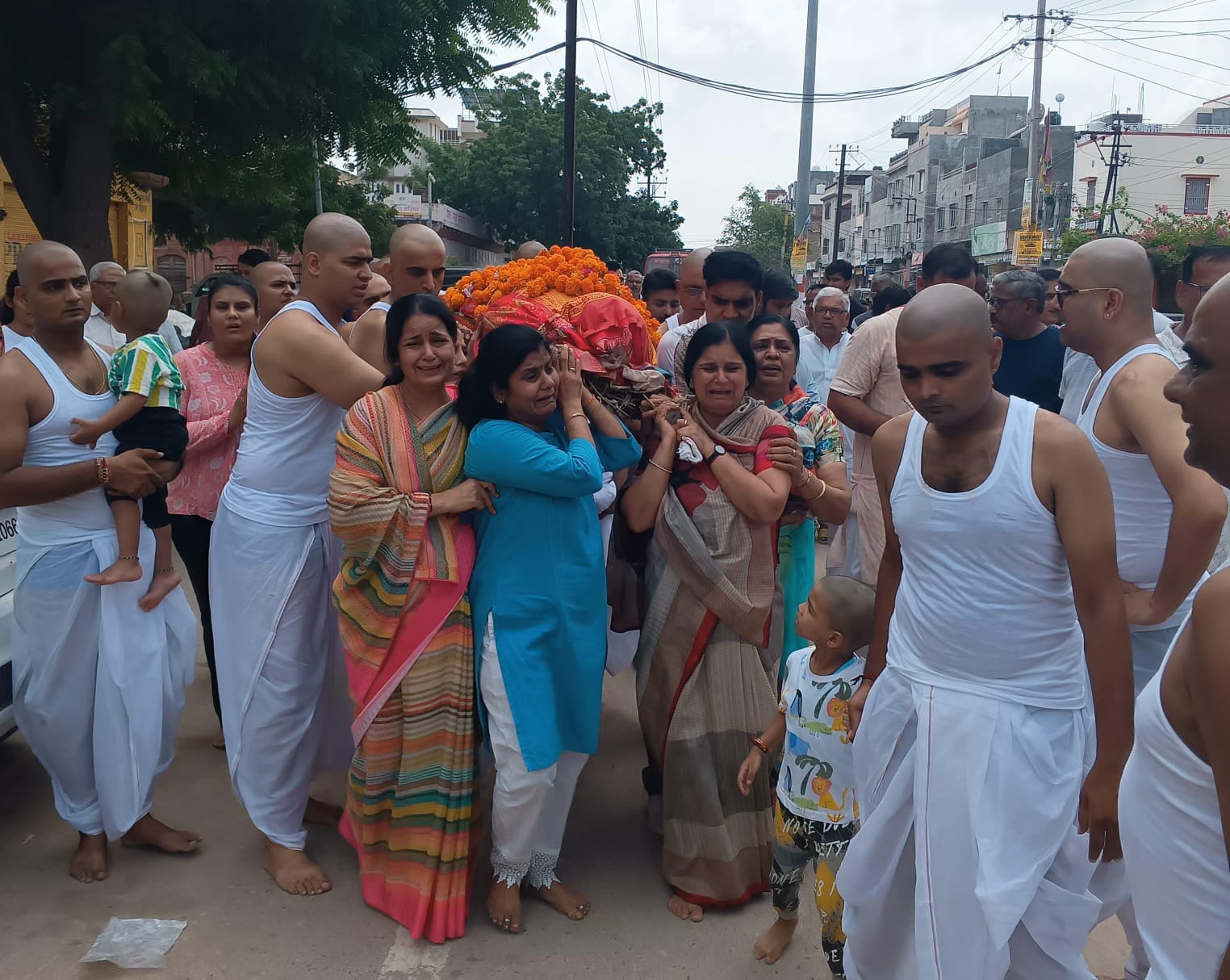 नोखा में मां की अर्थी को बेटियों ने दिया कंधा: अंतिम संस्कार की रस्में भी पूरी की, काफ़ी समय से थी अस्वस्थ