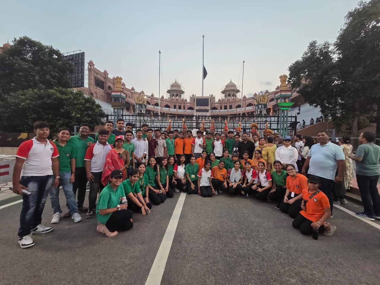 नोखा की लव फन लर्न स्कूल का पंजाब भ्रमण: छात्र वाघा बॉर्डर पर बीटिंग रिट्रीट सेरेमनी देखकर हुए रोमांचित