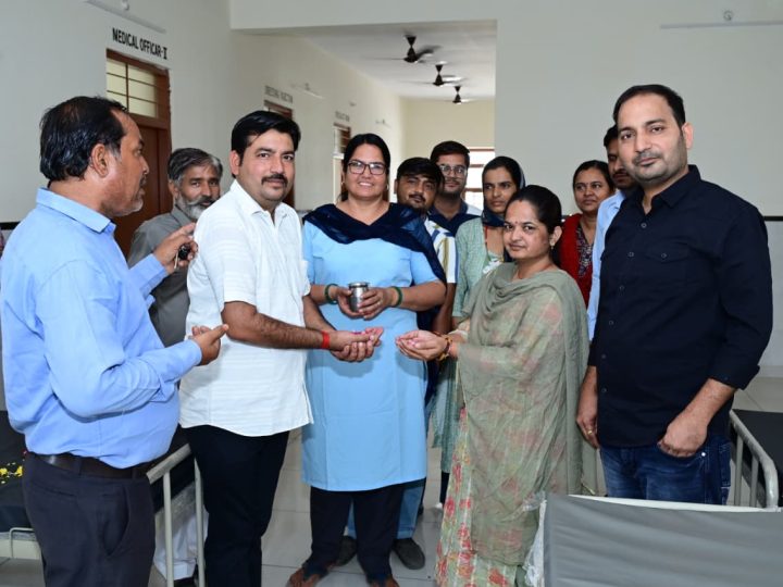 नोखा में हेल्थ सुविधाओं को बेहतर बनाने की सराहनीय पहल: पिता की पुण्यतिथि पर बेटों ने अस्पताल को 5 बेड, 1 व्हीलचेयर और स्ट्रेचर भेंट किया