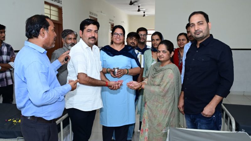 नोखा में हेल्थ सुविधाओं को बेहतर बनाने की सराहनीय पहल: पिता की पुण्यतिथि पर बेटों ने अस्पताल को 5 बेड, 1 व्हीलचेयर और स्ट्रेचर भेंट किया