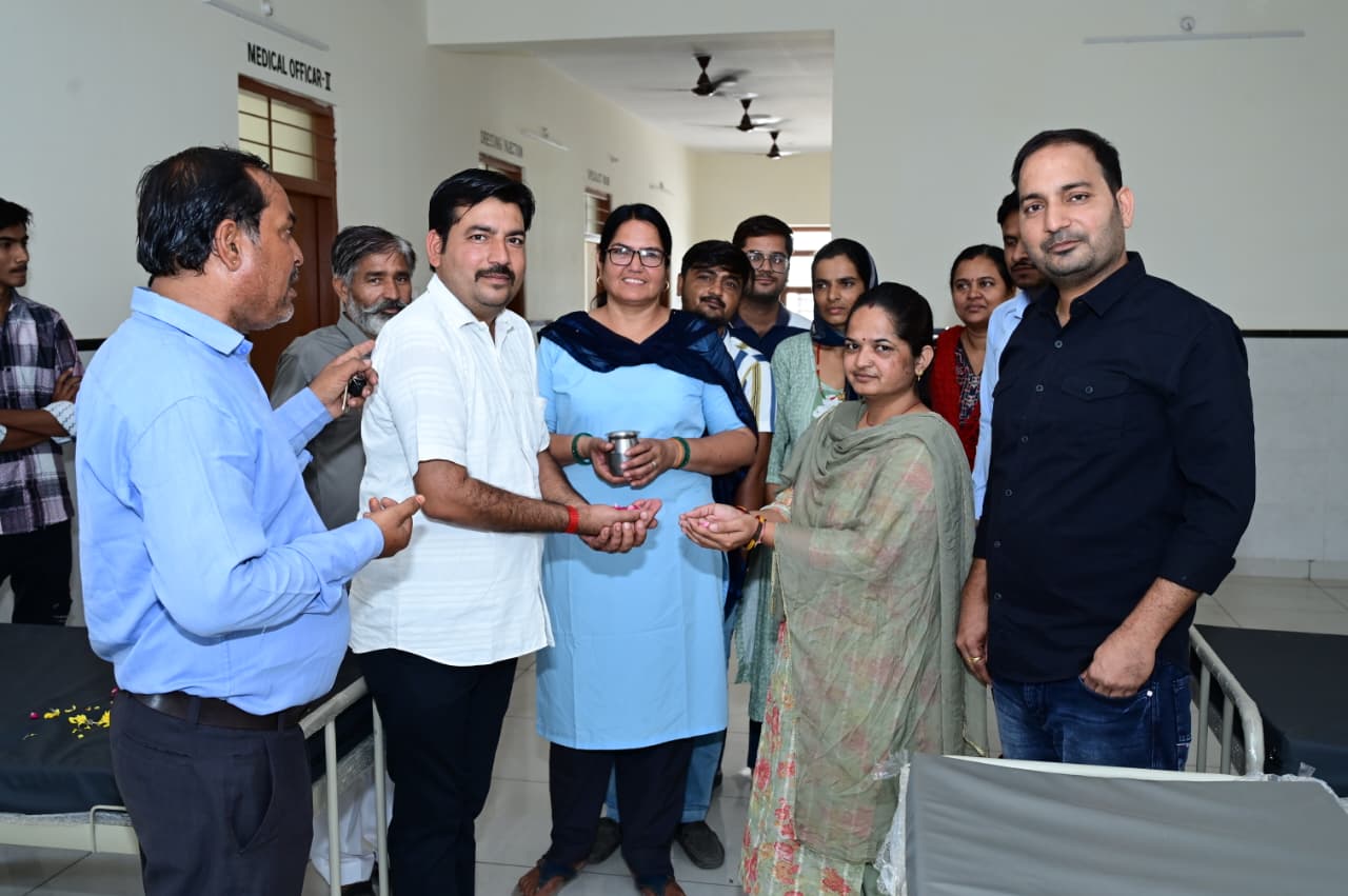 नोखा में हेल्थ सुविधाओं को बेहतर बनाने की सराहनीय पहल: पिता की पुण्यतिथि पर बेटों ने अस्पताल को 5 बेड, 1 व्हीलचेयर और स्ट्रेचर भेंट किया