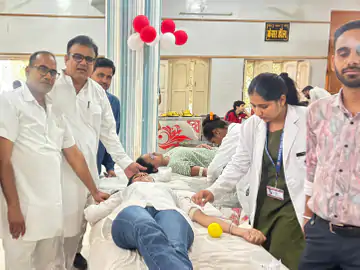 नोखा का 98वां स्थापना दिवस: प्रभात फेरी में हजारों छात्र शामिल, 51 लोगों ने किया रक्तदान