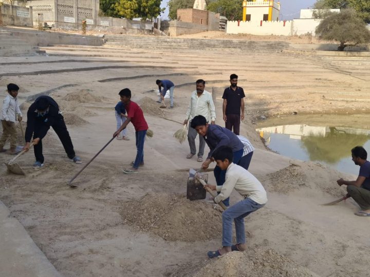 नोखागांव में मेले की तैयारियों में जुटे युवा: शीतला माता मेले से पूर्व युवाओं का श्रमदान, व्यवस्थाओं की बनी ठोस रूपरेखा