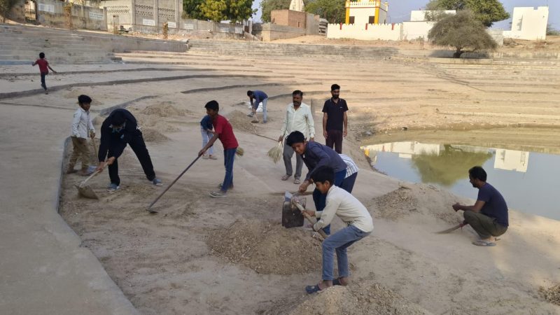 नोखागांव में मेले की तैयारियों में जुटे युवा: शीतला माता मेले से पूर्व युवाओं का श्रमदान, व्यवस्थाओं की बनी ठोस रूपरेखा