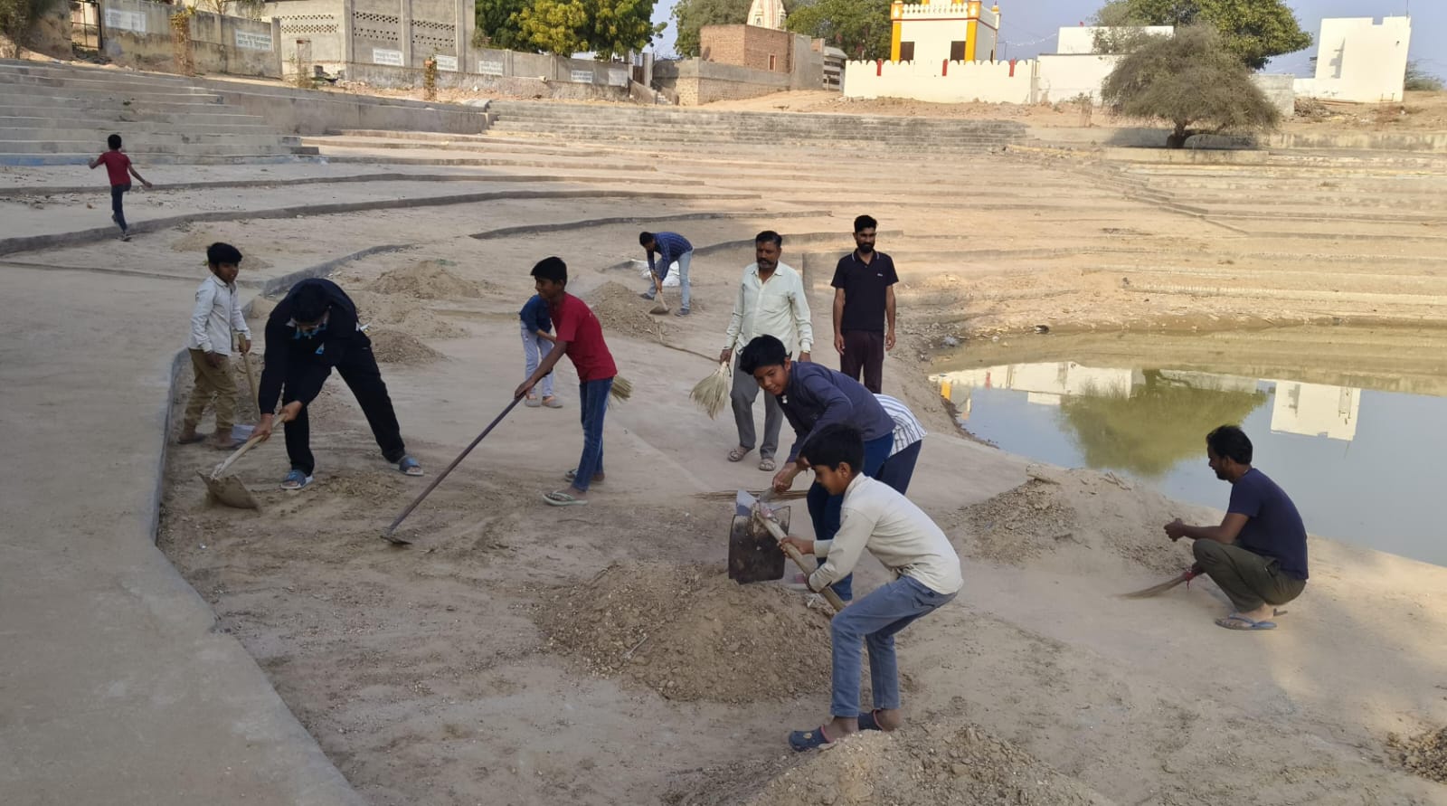 नोखागांव में मेले की तैयारियों में जुटे युवा: शीतला माता मेले से पूर्व युवाओं का श्रमदान, व्यवस्थाओं की बनी ठोस रूपरेखा