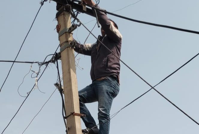 नोखा में बिजली बकाया पर सख्ती: 21 कनेक्शन काटे, 4 ट्रांसफार्मर उतारे