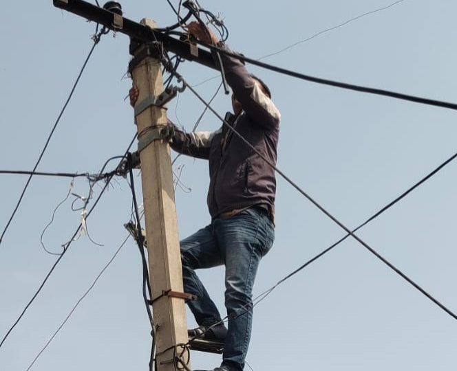 नोखा में बिजली बकाया पर सख्ती: 21 कनेक्शन काटे, 4 ट्रांसफार्मर उतारे