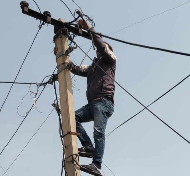 नोखा में बिजली बकाया पर सख्ती: 21 कनेक्शन काटे, 4 ट्रांसफार्मर उतारे